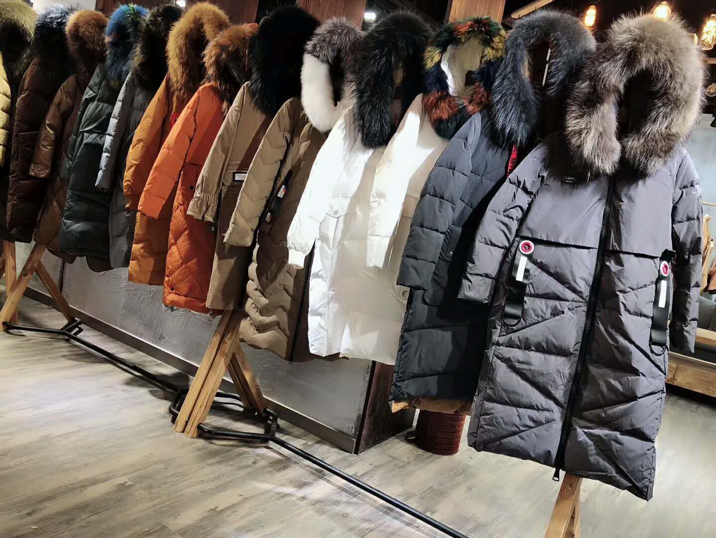 蘭泰拉羽絨服品牌折扣批發(fā)指南 服裝零售店櫥窗陳列十大核心手法